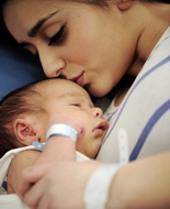 Assistenza neonatale, Oms: nel mondo tre donne su 10 non hanno supporto post-parto